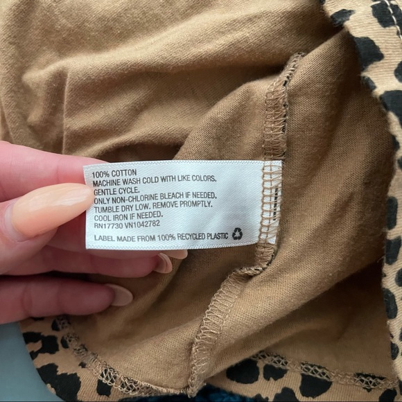 Leopard Short Sleeve Crop Top π - Picture 4 of 4